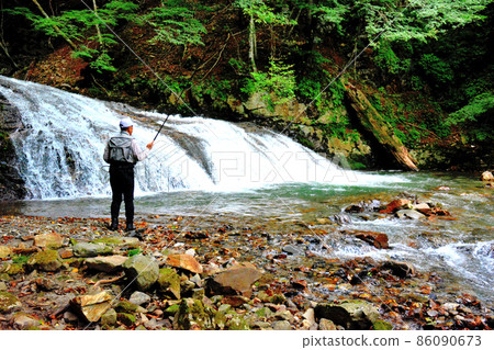在瑪加瀑布盆地垂釣 在瑪加瀑布盆地垂釣 86090673