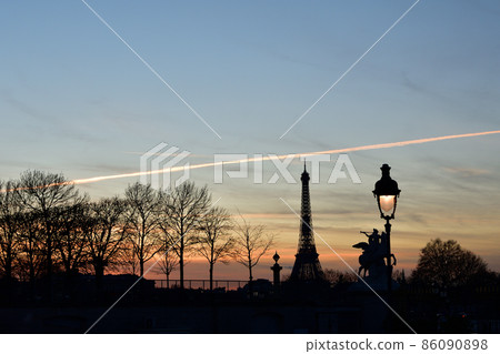 Dusk in Paris, France, silhouette of the Eiffel Tower and streetlights, taken November 29, 2021. 86090898