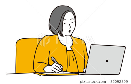 一個抬頭看電腦並在文件上寫字的女人 86092899