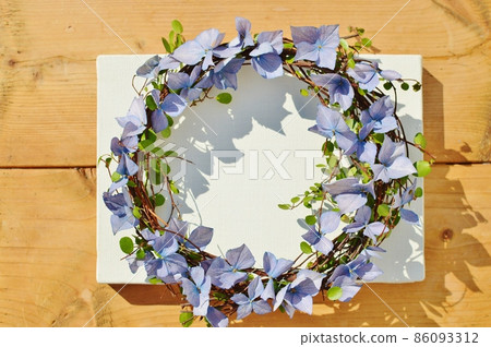 Hydrangea dried flower wreath and canvas 86093312
