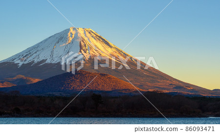 黃昏的天空和擁抱的孩子 富士山和精進湖的壯麗景色 86093471