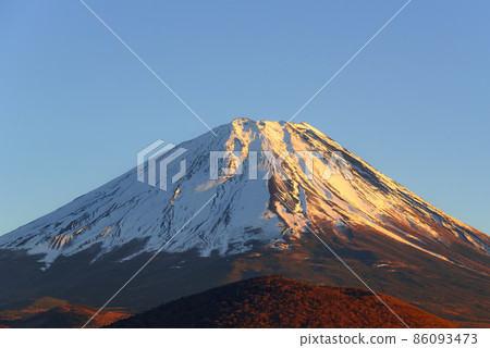 黃昏的天空和擁抱的孩子 富士山和精進湖的壯麗景色 黃昏的天空和擁抱的孩子 富士山和精進湖的壯麗景色 86093473