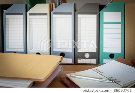 用文件盒整理你的辦公桌 用 A4 尺寸的紙盒整理文件 用文件盒整理你的辦公桌 用 A4 尺寸的紙盒整理文件 86093761