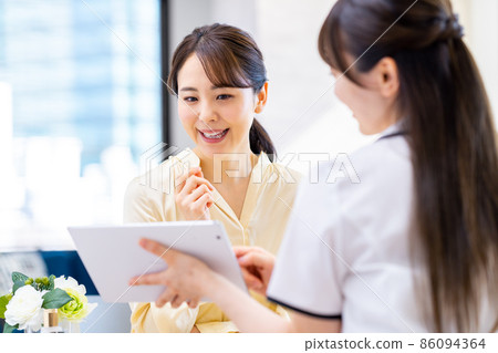Young woman receiving explanation at the salon 86094364