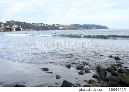 海浪和衝浪者沖向岸邊 海浪和衝浪者沖向岸邊 86094615