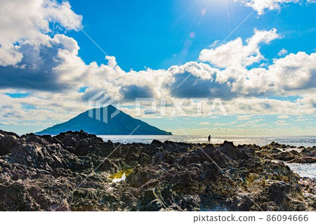 [風景]八丈島海岸八丈小島 86094666