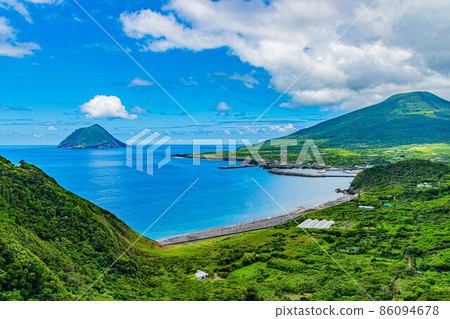 [風景]八丈島海岸八丈小島 86094678