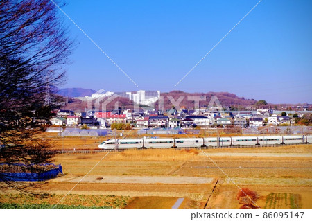 [Hakone] A popular train aiming for a hot spring resort 86095147