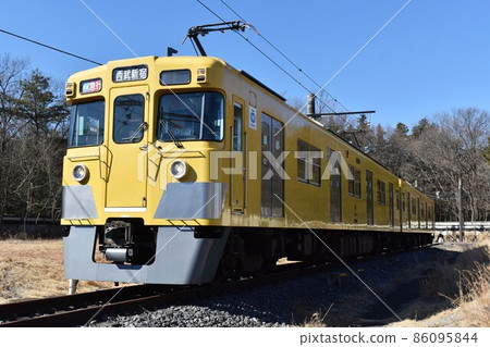 Seibu Railway 2000 series that stops at the depot Seibu Railway 2000 series that stops at the depot 86095844