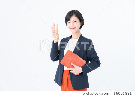 白色背景的女商人 86095881