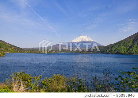 山梨縣春天富士山和本栖湖 山梨縣春天富士山和本栖湖 86095946