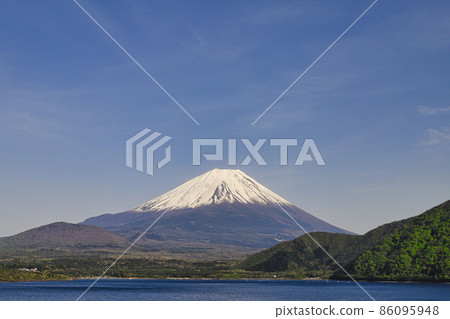 山梨縣春天富士山和本栖湖 山梨縣春天富士山和本栖湖 86095948