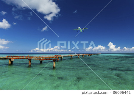 Aircraft on final approach Aircraft on final approach 86096441