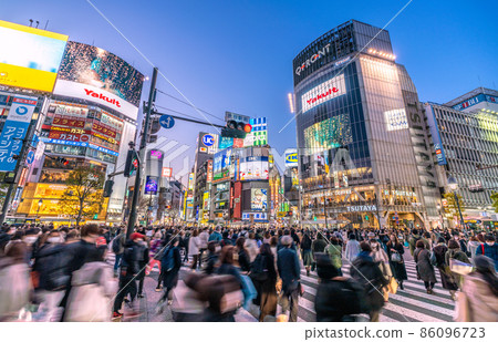 日本東京城市景觀首次全國連續5天超過5萬人，東京連續4天超過1萬人...... 6波哀悼...... = 22日，澀谷 86096723