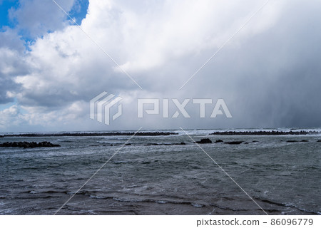 冬季波濤洶湧的海面形象(攝於新潟縣) 冬季波濤洶湧的海面形象(攝於新潟縣) 86096779