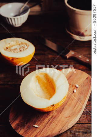 Half of Honeydew Melon without Seeds 86097617