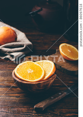 Slices of orange in a rustic bowl 86097618
