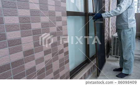 Image of workers installing and removing screen doors Image of workers installing and removing screen doors 86098409