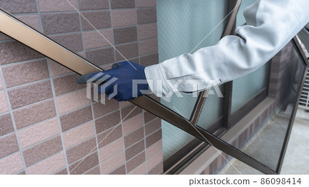 Image of workers installing and removing screen doors 86098414