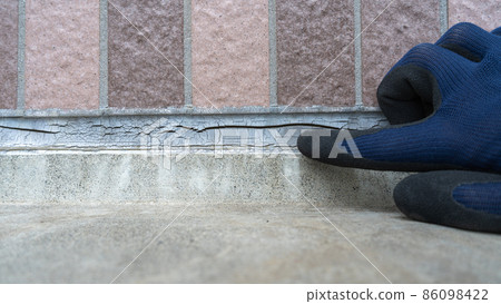 Workers inspecting the outer wall. Deterioration of joints. 86098422