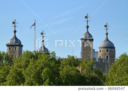Tower of London, a World Heritage Site along the River Thames, a landmark in London, England Tower of London, a World Heritage Site along the River Thames, a landmark in London, England 86098547