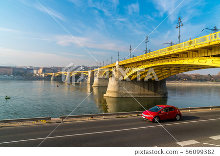 Margaret Bridge in Budapest, Hungary, connecting Buda and Pest across the Danube river Margaret Bridge in Budapest, Hungary, connecting Buda and Pest across the Danube river 86099382