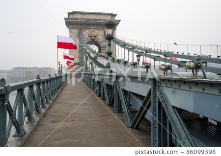 The Chain Bridge in Budapest, Hungary, Europe 86099398