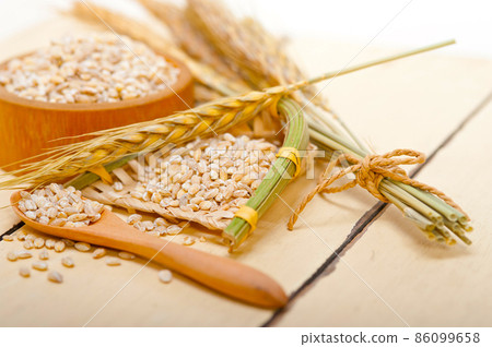 organic barley grains 86099658