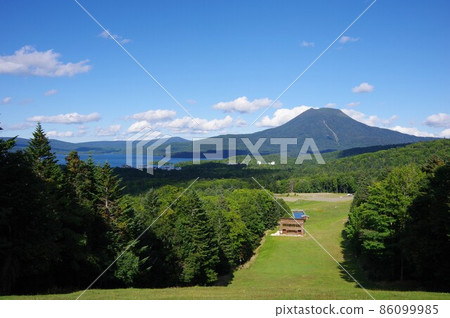 從北海道釧路市阿寒湖展望台眺望奧寒山和阿寒湖 86099985