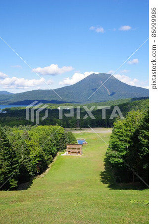 從北海道釧路市阿寒湖展望台眺望奧寒山和阿寒湖 86099986