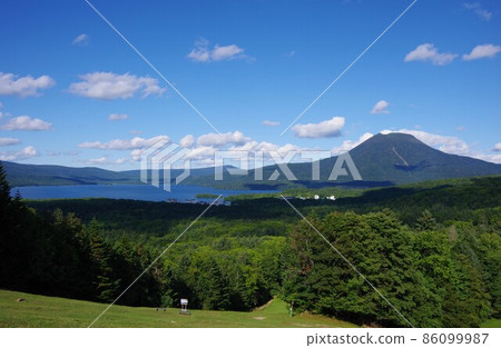 從北海道釧路市阿寒湖展望台眺望奧寒山和阿寒湖 86099987