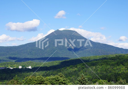 從北海道釧路市阿寒湖展望台眺望奧寒山 86099988