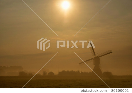 Windmill the Wingerdse Molen on a misty morning Windmill the Wingerdse Molen on a misty morning 86100001