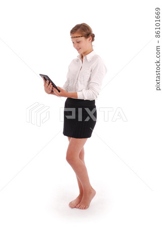 Girl looking at tablet pc 86101669