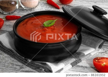 Traditional tomato cream soup and food ingredients. 86101932
