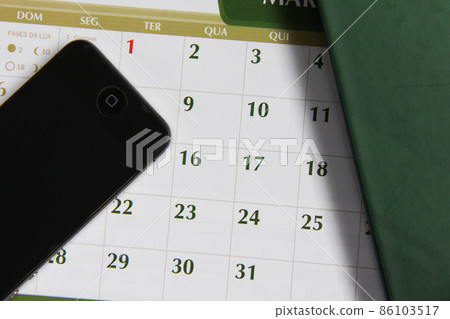 日曆筆記本和智能手機 日曆筆記本和智能手機 86103517
