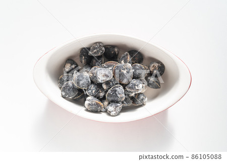 Naturally thawed freshwater clams that had been stored frozen 86105088