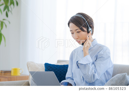 Telework sofa female in her 30s Telework sofa female in her 30s 86105323