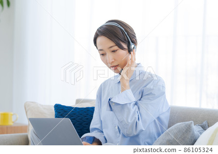 Telework sofa female in her 30s Telework sofa female in her 30s 86105324