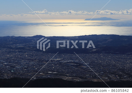 Izu Islands seen from the Tanzawa Mountains 86105842