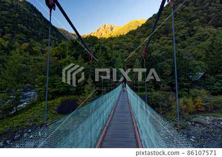 從廣河原吊橋上看到的南阿爾卑斯北嶽山頂 從廣河原吊橋上看到的南阿爾卑斯北嶽山頂 86107571