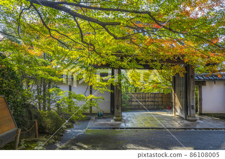 Ryoanji Temple (Kyoto) Sanmon in Autumn Ryoanji Temple (Kyoto) Sanmon in Autumn 86108005