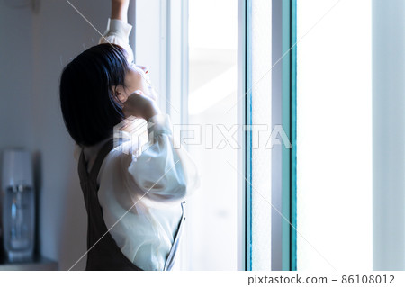 A woman basking in the morning sun 86108012