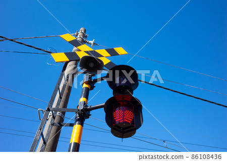 閃爍的鐵路道口警報看藍天 86108436