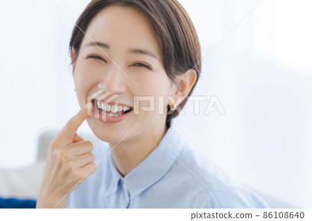 檢查牙齒排列，30 多歲的女性 86108640