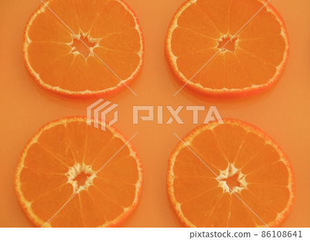 近乎等距排列的橙子片 86108641