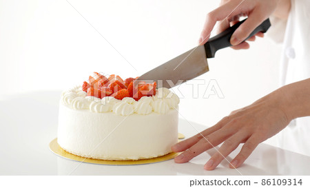 Handmade cake cut pastry chef Handmade cake cut pastry chef 86109314
