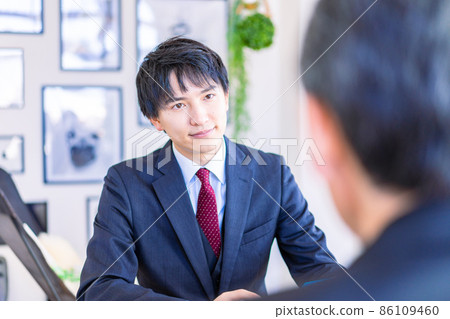 老闆和下屬交談 86109460