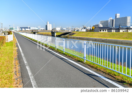 View of Hananoebashi / Shin-Shiba River from the downstream side (Kawaguchi City, Saitama Prefecture) [2021.11] 86109942