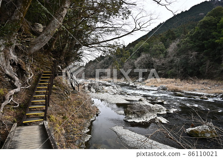 The upper reaches of the Tama River in Okutama, Tokyo, the flow of the Mitake Gorge and the surrounding mountains, a well-maintained promenade, the beauty of the valley dotted with huge rocks 86110021